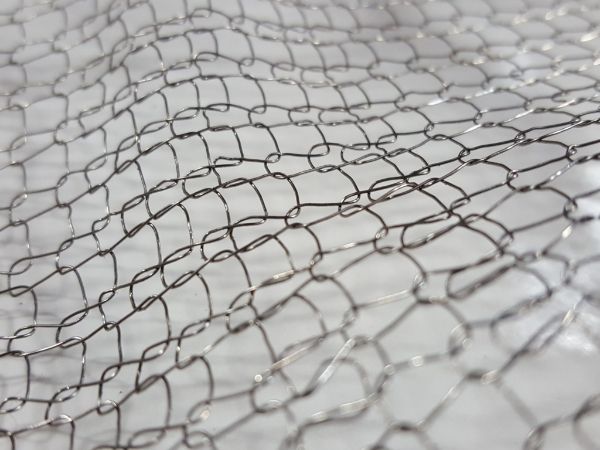 顯示了圓形金屬絲編織網的細節。