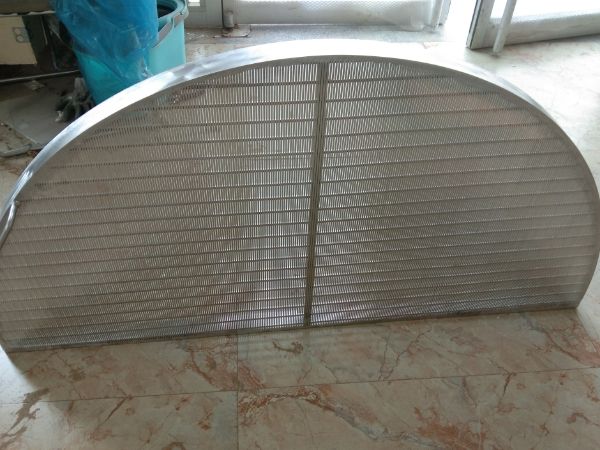 A semicircular Wedge wire screen with a handle