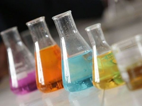 Solventes químicos em várias cores