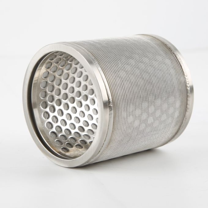 Le métal perforé est utilisé comme couche de support des filtres de panier à crépine en T.