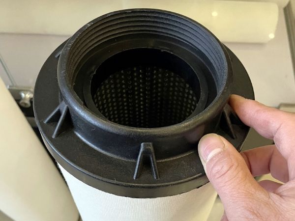 Coalescer-Filter element mit integrierter thermisch gebundter Gewinde end kappe