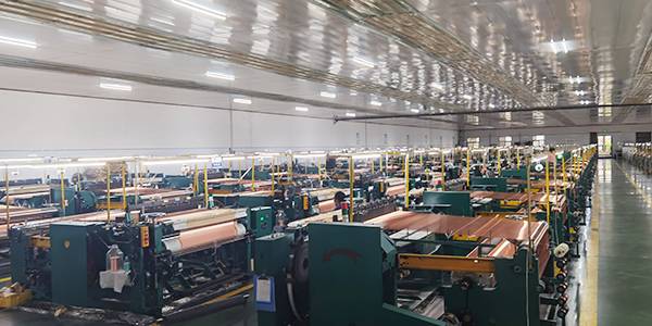 Exhibición tejida cobre del taller de la producción de la malla de alambre