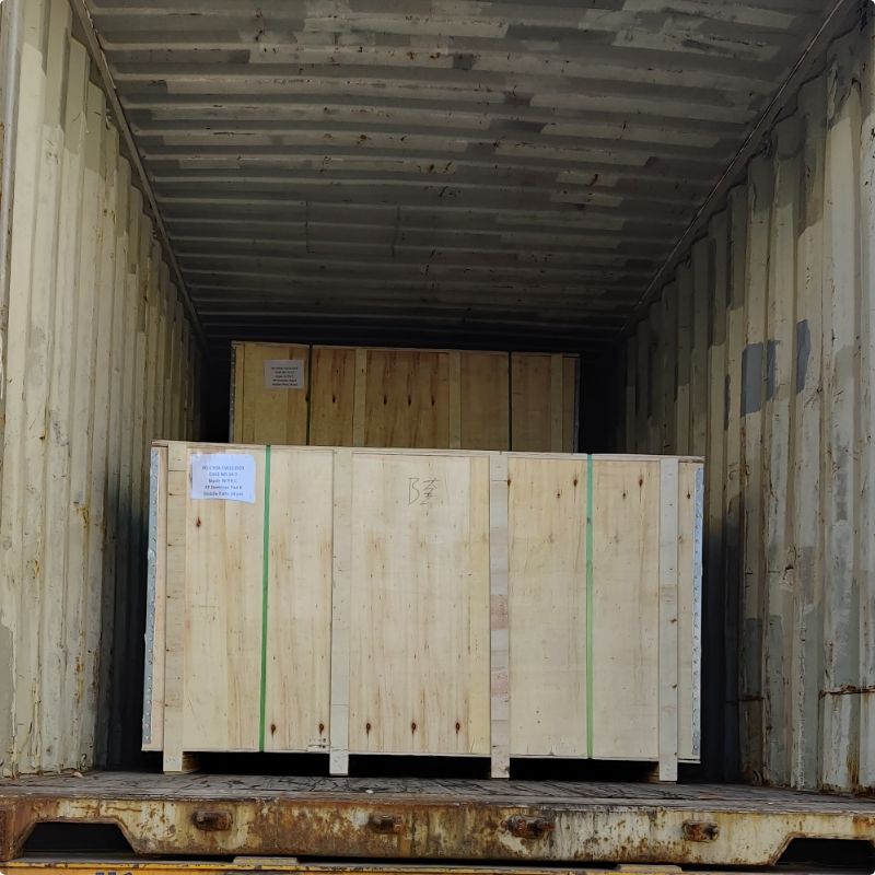 Plusieurs coussinets de retrait en bois sont placés dans le conteneur.