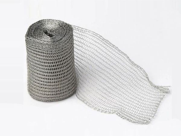A roll of flattened knitted mesh is displayed.