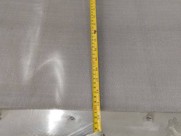 Measure the width of the foaming furnace mesh belt placed in the ground with tape