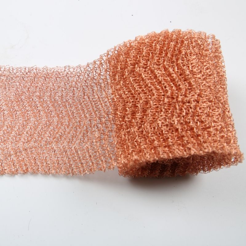 La maille tricotée en cuivre de type ginning est dépliée.