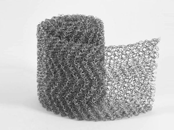 A roll of ginning type knitted mesh is displayed.