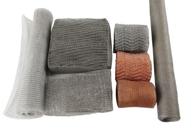 Maille tricotée faite de différents matériaux sont affichés.