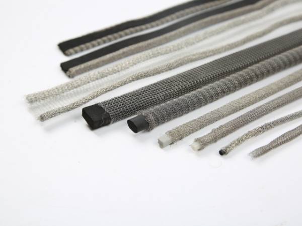 De nombreux joints en treillis métallique tricotés entièrement en métal et un joint en treillis métallique tricoté en élastomère