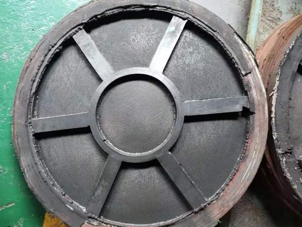 Large diameter fluidization plate directly welded to the fluidized bed