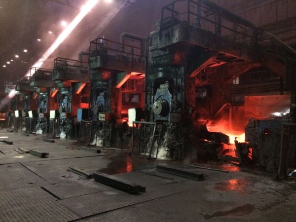 許多軋製機正在進行冶金操作。