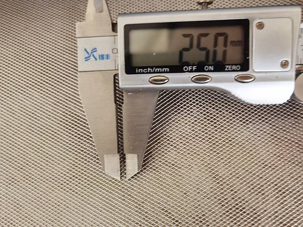 Measure LWD of titanium expanded mesh vernier caliper to 2.5 mm