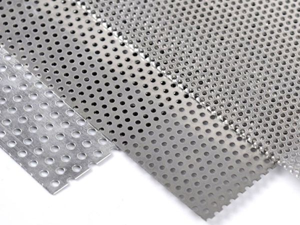 Metal perforado con diferentes patrones de agujeros