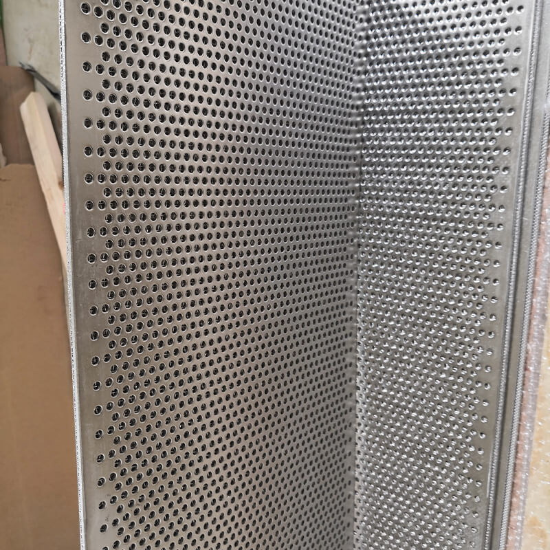 Side view of perforated metal sintered mesh