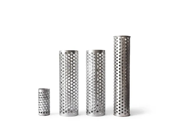 Quatro tamanhos diferentes do tubo perfurado em um fundo branco