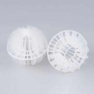 顯示2個塑料多面體空心球。