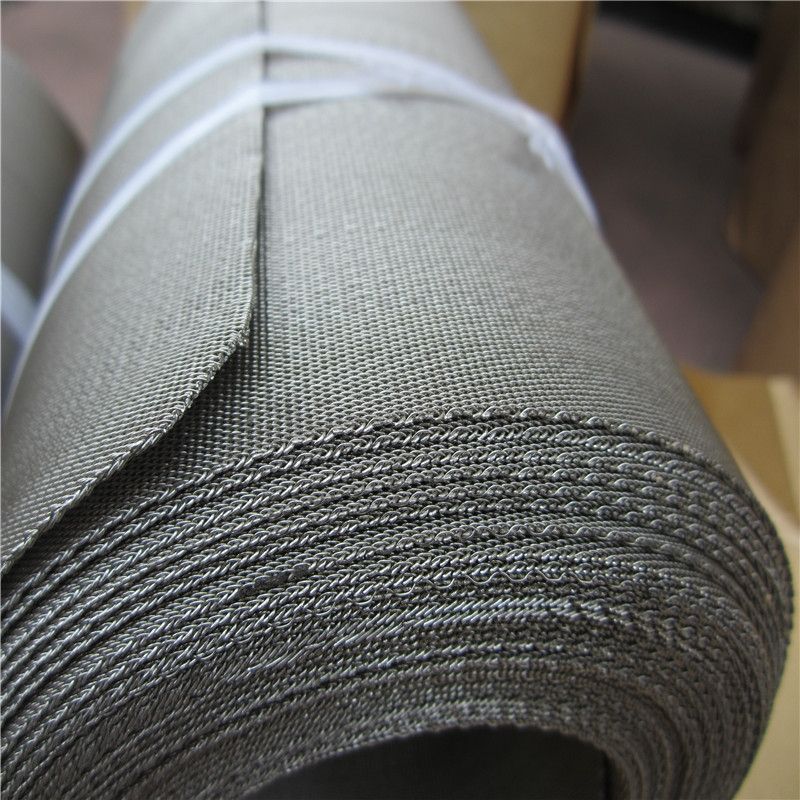 Un rouleau de courroie filtrante continue en polymère est bien emballé avec une ceinture en plastique.