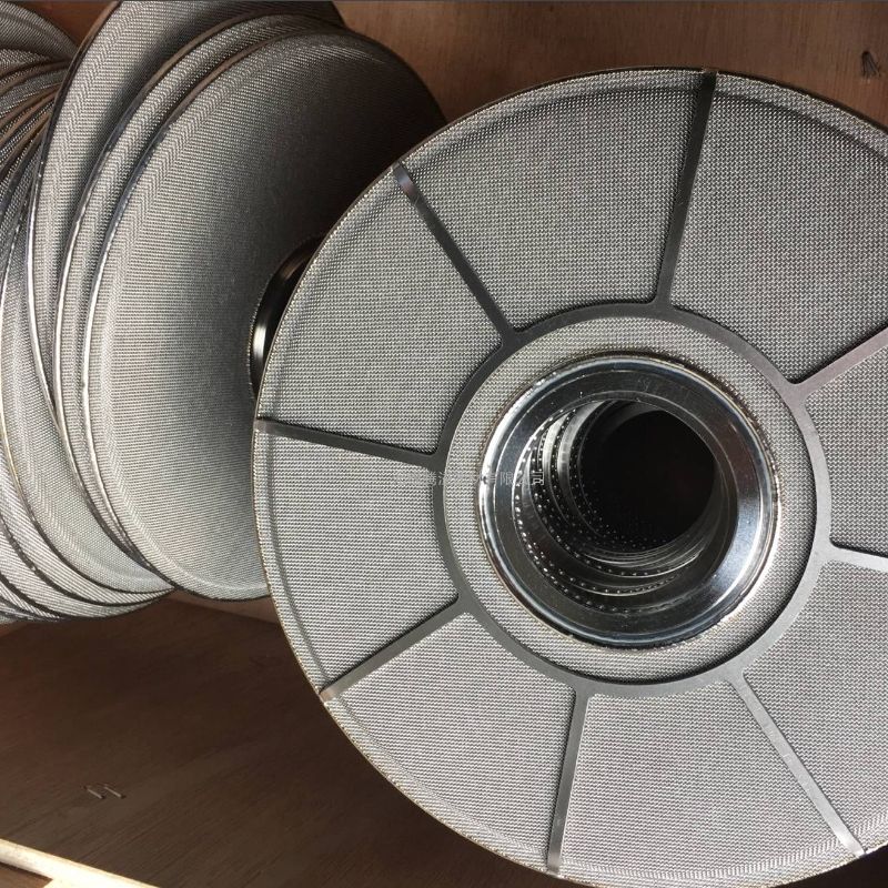 De nombreux filtres à disque de feuille de polymère sont placés dans un boîtier en bois.