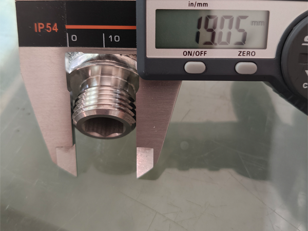 Measure the thread outer diameter of the polymer sintered filters with a caliper.