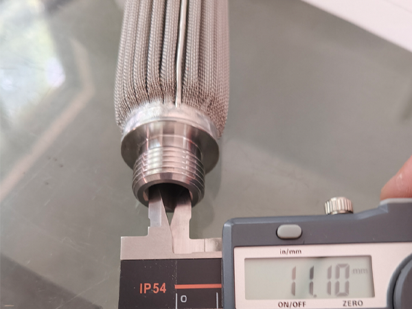 Measure the thread inner diameter of polymer sintered filter with a caliper.