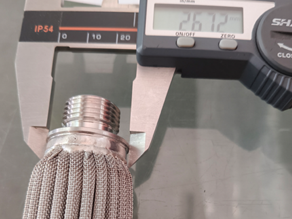 Measure the thread end diameter of polymer sintered filter with a caliper.