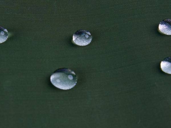 5つの水滴がPTFEコーティングされたワイヤメッシュの表面に保持される。