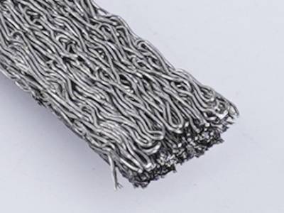 Un échantillon de joint de treillis métallique tricoté entièrement métallique de forme rectangulaire