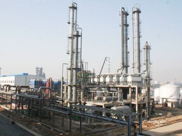Many distillation towers in the refinery