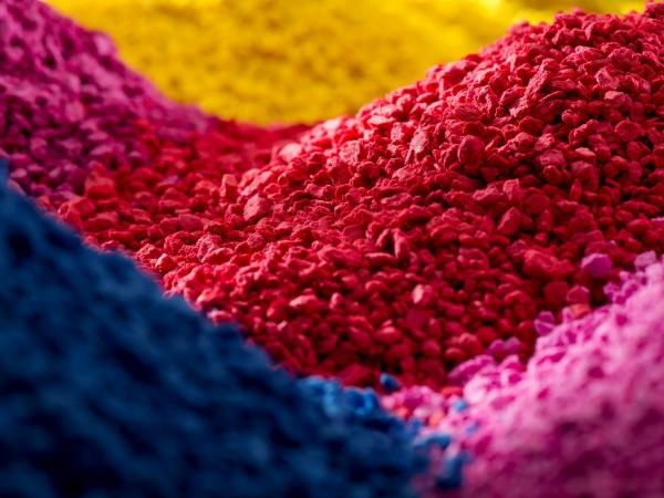 Partículas de resina en varios colores