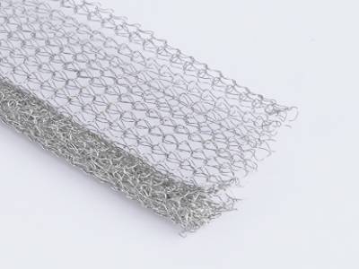 Un échantillon de joint en treillis métallique tricoté en forme de queue