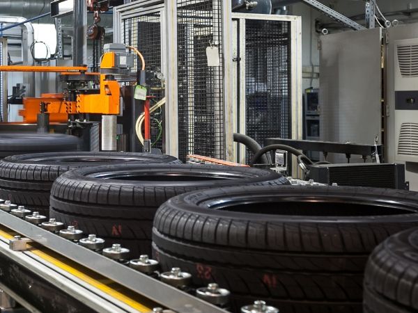 Viele fertige Reifen transportieren auf der Produktions linie.
