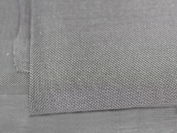 Several sintered felt sheets with single-layer woven mesh are displayed.