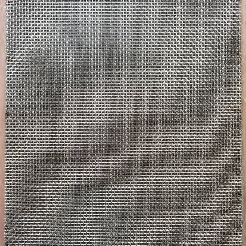 Sintered mesh with reinforcing coarse mesh placed on top of cardboard box