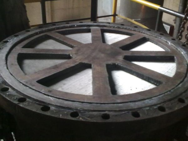 Small diameter fluidization plate fixed to tthe fluidized bed by tightening the flange.
