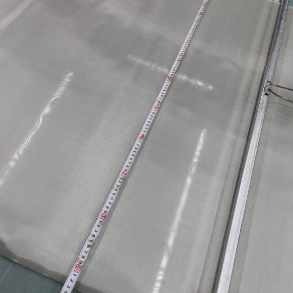 Measure the width of stainless steel woven mesh with a tape measure