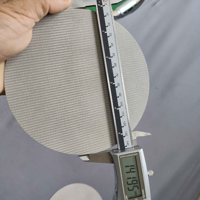 Measure diameter of standard 5-layer sintered mesh to be 141.9 mm with vernier caliper