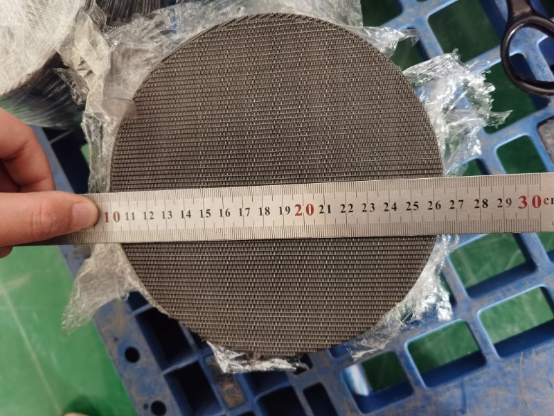 Un travailleur mesure le diamètre du disque du disque de l'écran de l'extrudeuse.