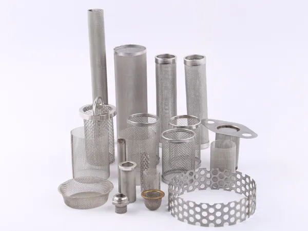 Pièces métalliques assorties de filtration, y compris les éléments filtrants de tube (cylindres de maille), sur un fond blanc.