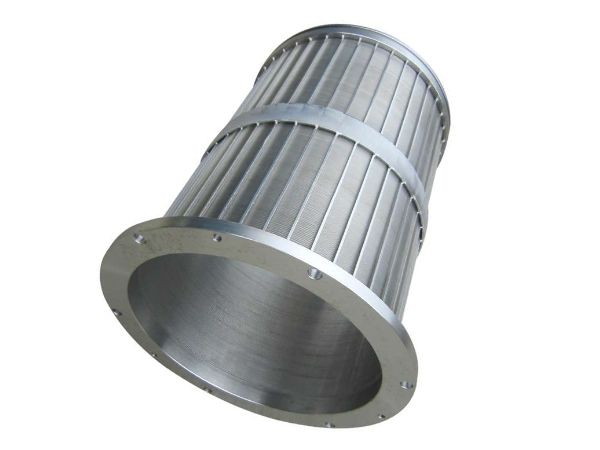 Wedge wire self cleaning filter with one reinforcing ring